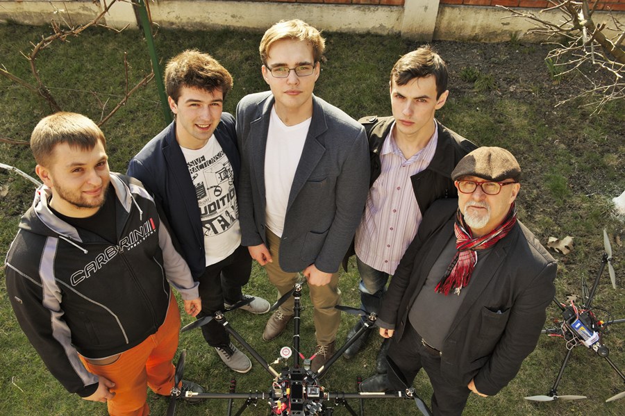 Studenci informatyki WSIiZ z zespołu CERVI - pasjonaci dronów, laureaci konkursu Imagine Cup