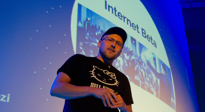 Marcin Majzner podczas prezentacji - wykład dla wszystkich dobrych ludzi - podsumowanie akcji #Beciaki - trwa konferencja InternetBeta 2017