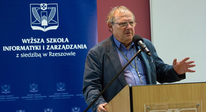 Adam Michnik podczas wykładu w Wyższej Szkole Informatyki i Zarządzania w Rzeszowie