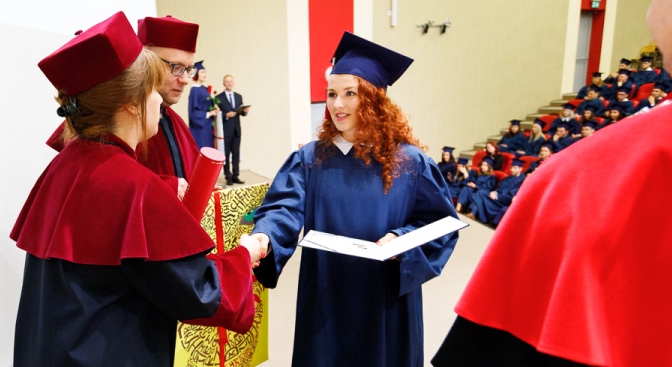 Absolwentka WSIiZ odbiera nagrodę z rąk Rektora i Dziekanów