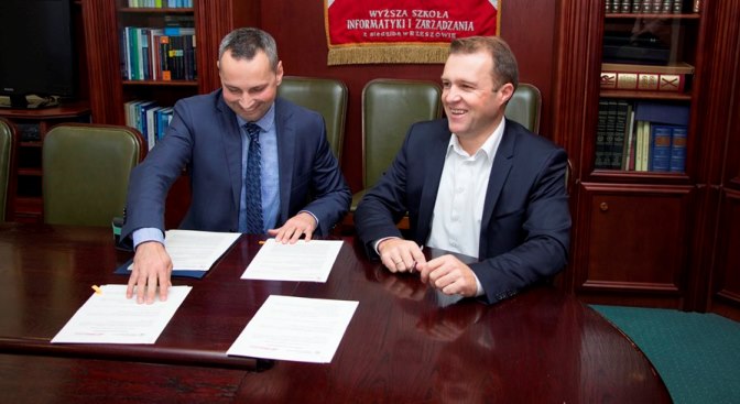 Władze WSIiZ i Omega Pilzno podpisują umowę o współpracy